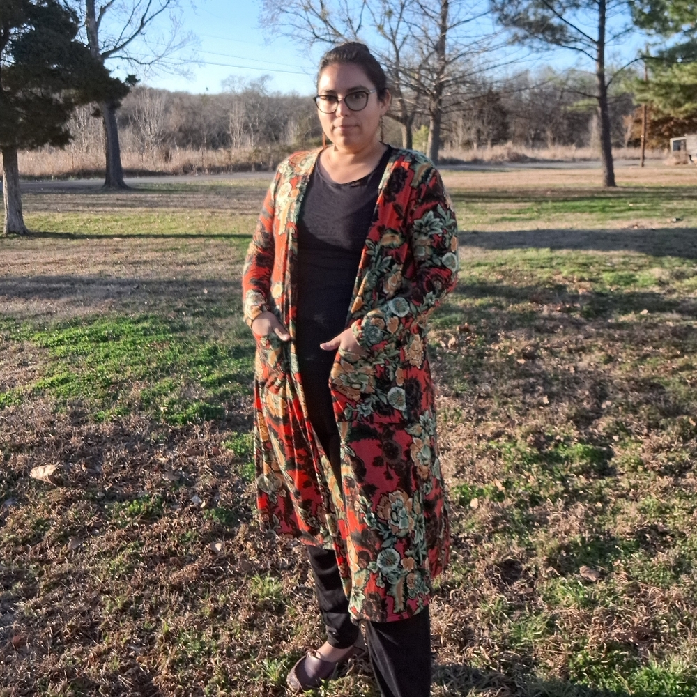 Long cardigan floral pattern with pockets!